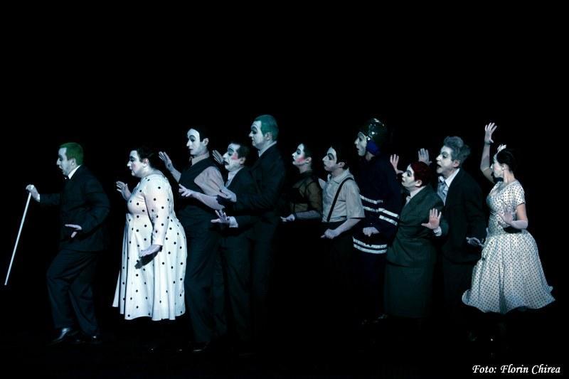 RINOCERII de Eugène Ionesco, un spectacol emblematic semnat de Robert Willson, va putea fi vizionat pentru prima dată online, în TEATROTECA TNC