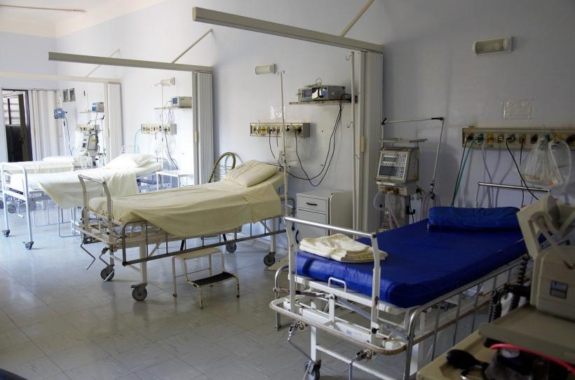 În timp ce mii de pacienţi cronici aşteaptă tratamente, un spital are doar 18 persoane internate