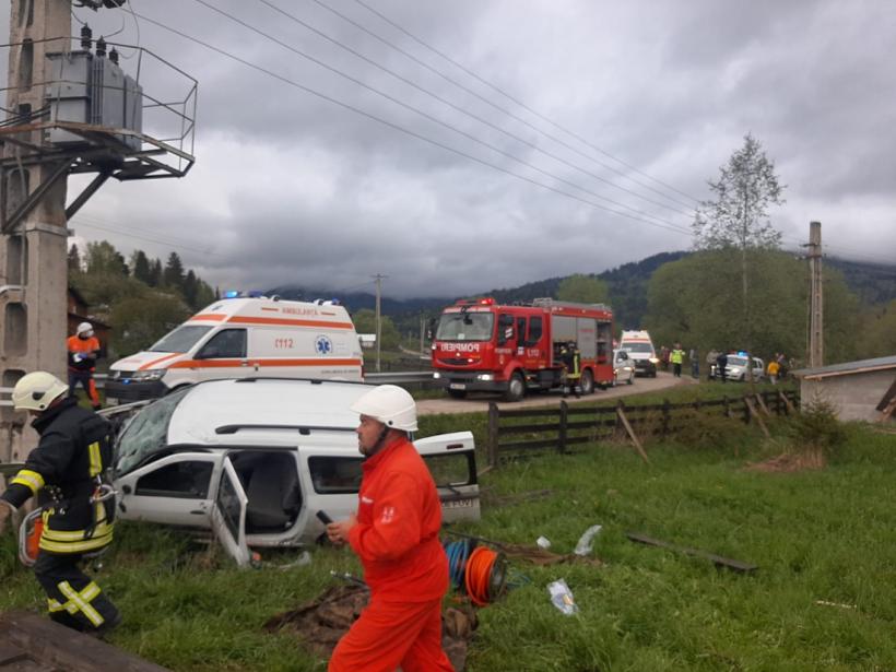 Accident în Suceava: Un mort și 5 răniţi după ce mașina în care erau a intrat într-un stâlp