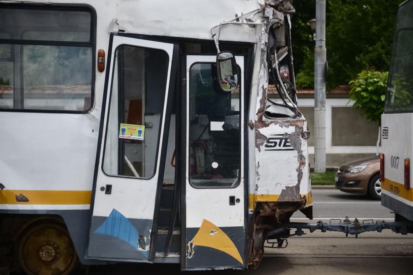 Două tramvaie s-au ciocnit în Capitală: Cel puțin 7 oameni sunt răniți