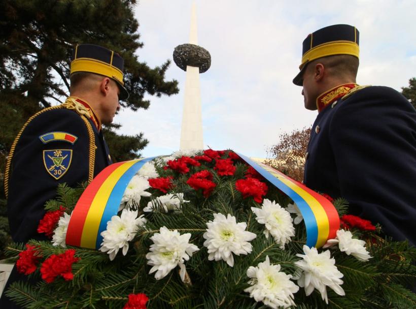 Gafă de proporții la Turda: Militarii au depus flori, din greșeală, la monumentul eroilor sovietici, nu români