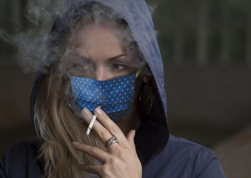COVID se poate răspândi și prin „ceaţa” ţigărilor electronice