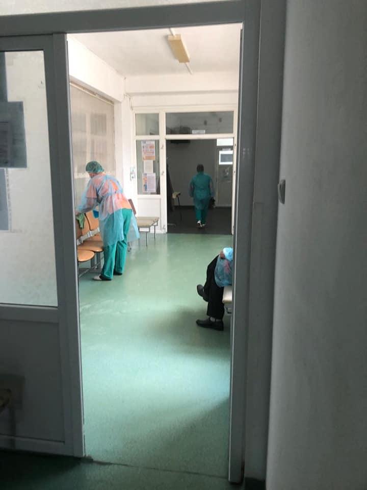 Imaginile umilinței la Târgoviște: Bolnav cu probleme psihice, cărat cu pături improvizate