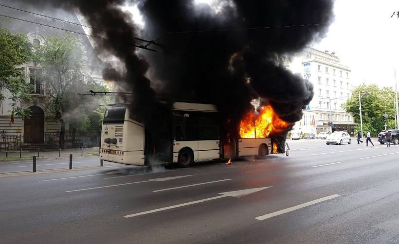 Bucureşti: troleibuz în flăcări