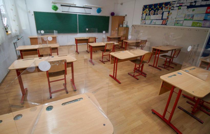 Pregătirea elevilor din trei școli din Neamț, suspendată după confirmarea unor cazuri de COVID-19
