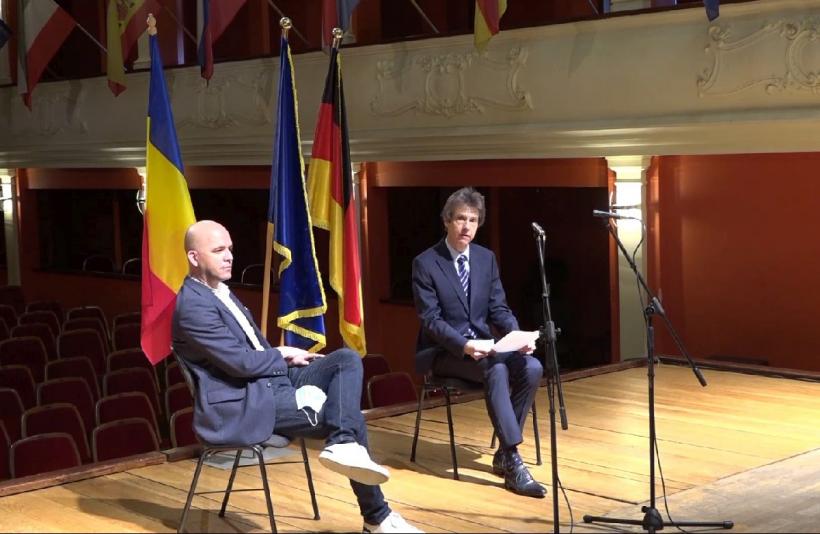 Consulul Germaniei la Sibiu – oaspete de onoare – pe scenă -  în Stagiunea Online