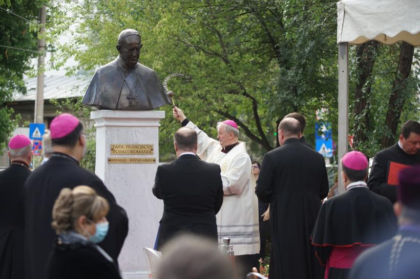 Papa Francisc are statuie în Capitală