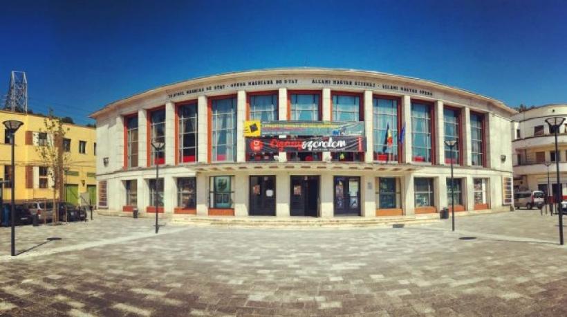 Teatrul de Maghiar de Stat Cluj își redeschide porțile și prezintă spectacole pe malul Someșului