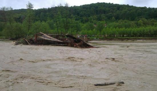 Cod roșu de inundații pe râuri din județul Neamț, până la ora 12.00