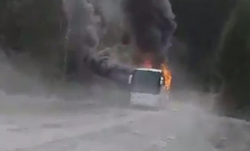 Incendiu pe DN 1. Un autocar cu 46 de persoane la bord a luat foc în Azuga