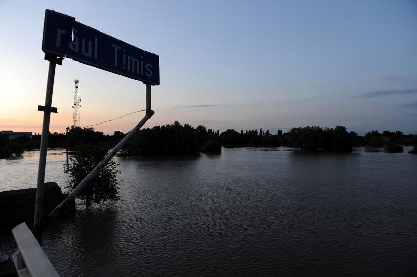 România, sub ape. Cod roșu de inundații în 7 județe