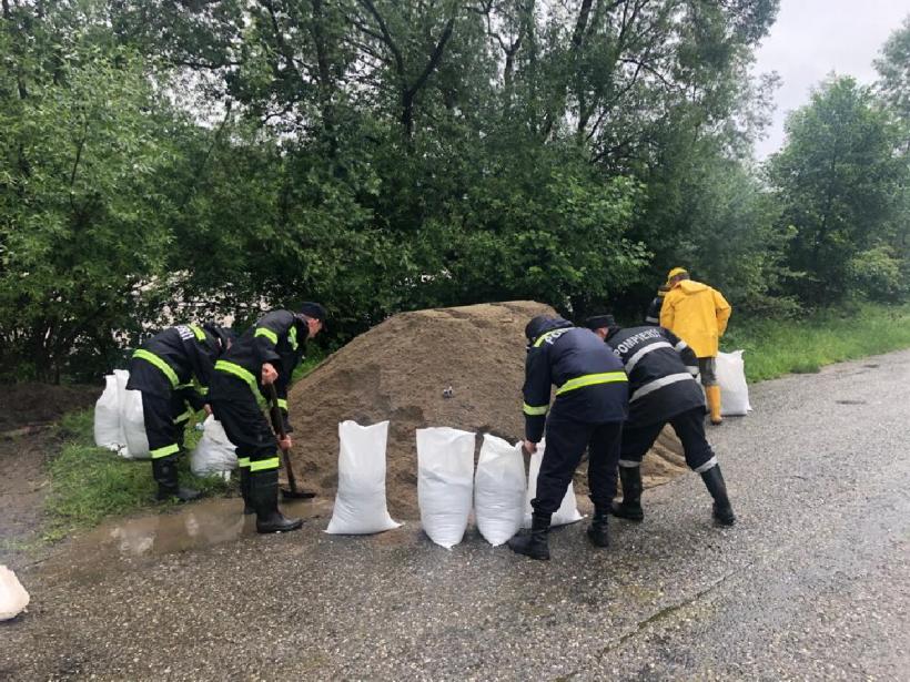 Inundații. Apele Române au trimis 20.000 de saci cu nisip pentru a proteja localitățile Oroftiana, Baranca și Rădăuți