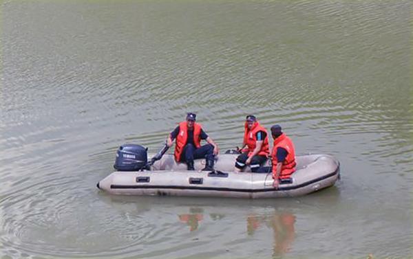 Zeci de pompieri au reluat căutările fetiței căzute marți în râul Cibin