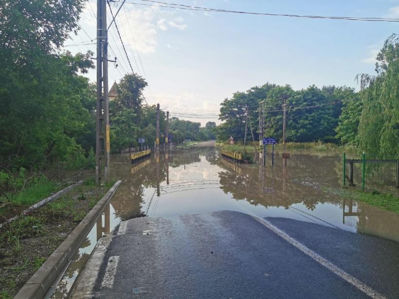 Circulație întreruptă pe două drumuri naționale, în urma ploilor din ultima vreme
