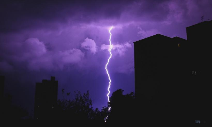 Alertă ANM. Cod roșu de furtuni în județul Arad