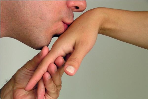 Ce spune codul bunelor maniere despre sărutatul mâinii