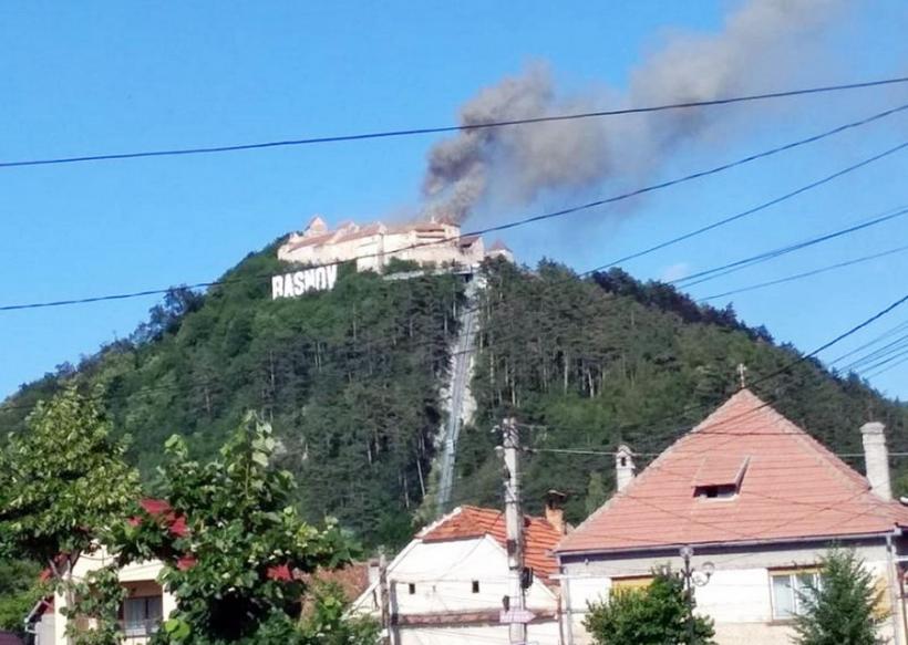 VIDEO. Incendiu la Cetatea Râșnov. Vizitatorii au fost evacuați