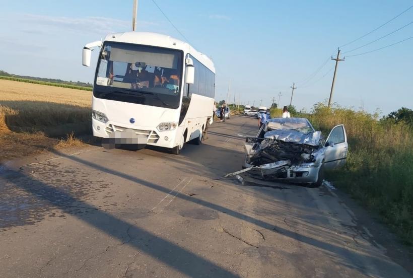 Accident în Ialomița. Un autocar cu pasageri a fost lovit de un autoturism. Un tânăr de 20 de ani a murit