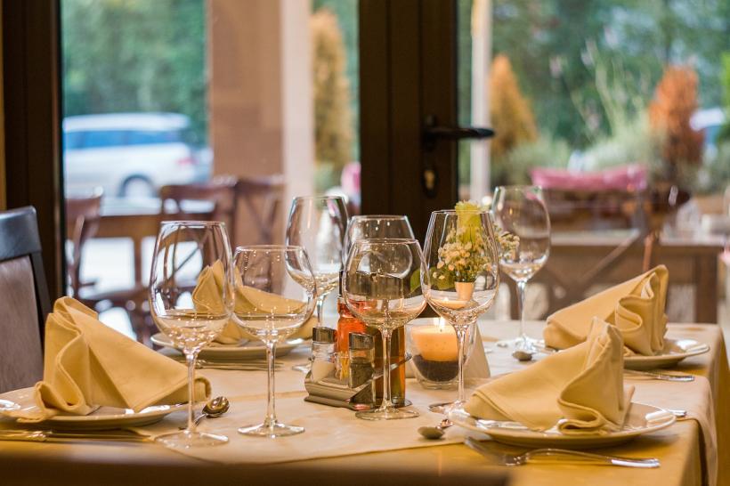 Noi reguli pentru restaurante: Câți clienți pot ocupa o masă 