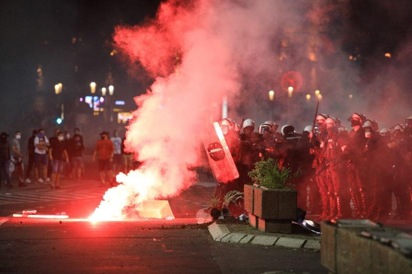A fost reinstaurată starea de urgență. Președintele a luat această decizie. Proteste violente pe străzile din Belgrad