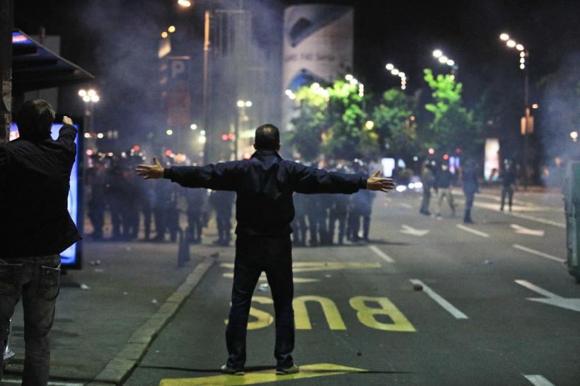 UPDATE Arestări în patra noapte de proteste la Belgrad. Manifestanții au încercat să intre în clădirea Parlamentului