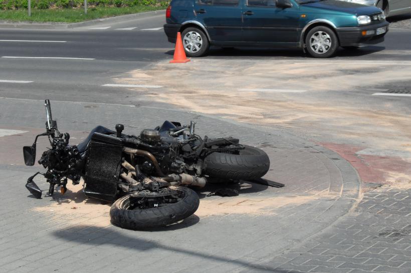 Accident spectaculos în Capitală: Un motociclist a intrat într-un stâlp de protecție din Pasajul Unirii