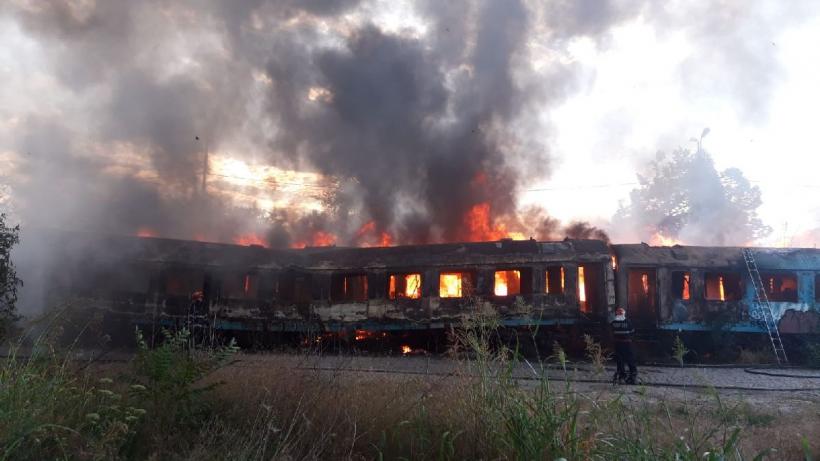 Incendiu în Giulești. O garnitură de tren dezafectată este în flăcări