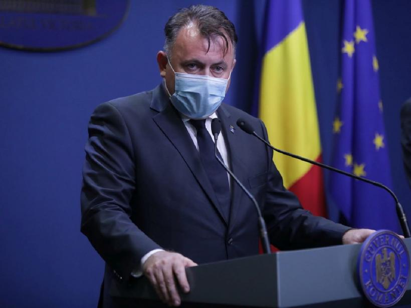 Aflați în vizită de “lucru”, doi miniștri au fost ținuți la poarta Spitalului Modular Iași