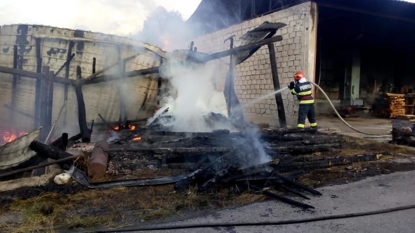 Incendiu de proporții în Argeș. A ars o fabrică de cherestea