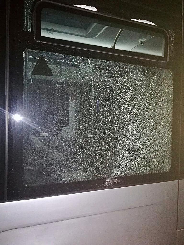 VIDEO. Un autobuz CT Bus, atacat cu pietre de un grup de copii. A fost spart unul dintre geamuri