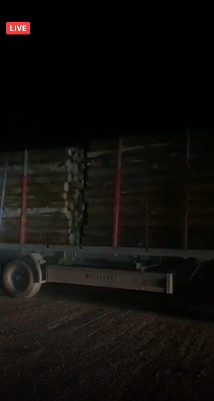 VIDEO. Camioane supraîncărcate cu lemne, descoperite de un activist în două parcări din Dornești. Ce au făcut autoritățile
