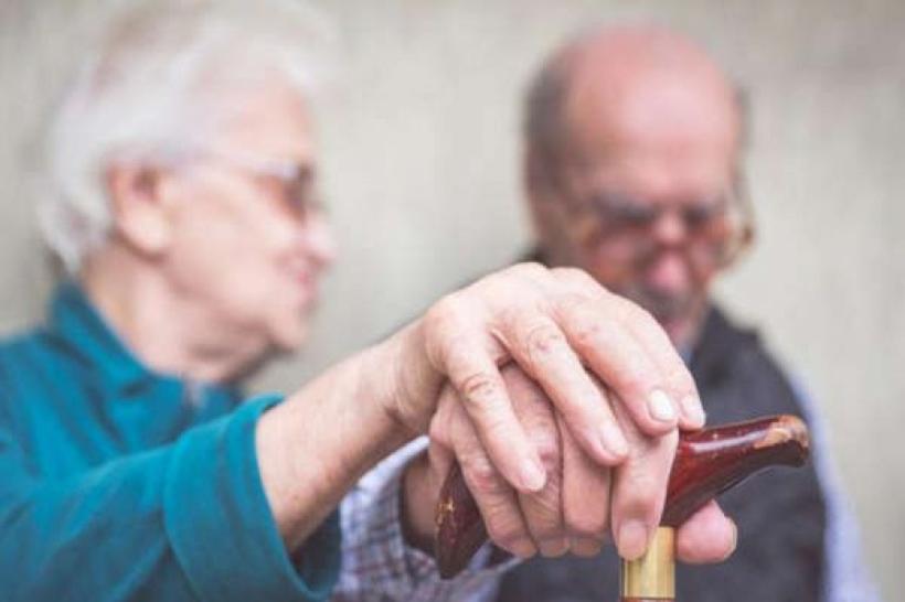 Un partener de viață optimist te protejează de Alzheimer