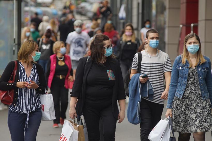 Masca de protecție devine obligatorie în piețele și pe străzile pietonale din Brașov