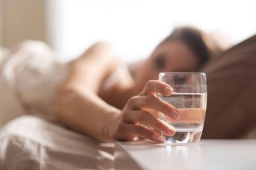 De ce este atât de important să bei un pahar de apă pe stomacul gol