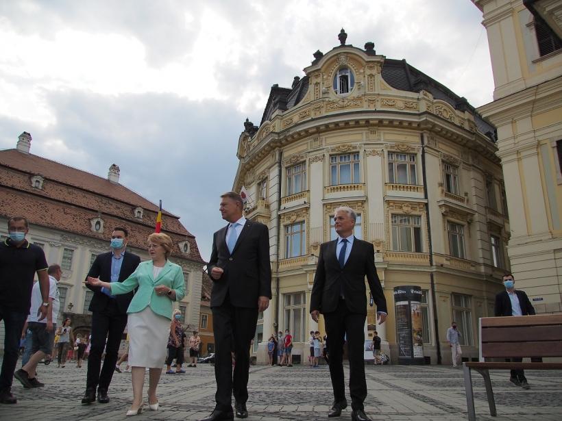 Klaus Iohannis, fără mască, păzit de mascați 18718589