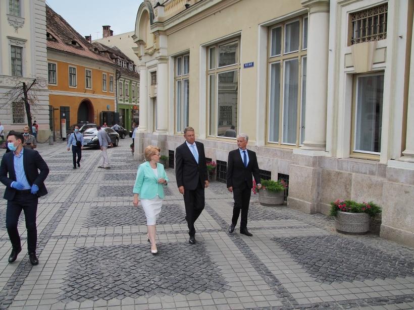 Klaus Iohannis, fără mască, păzit de mascați 18718590