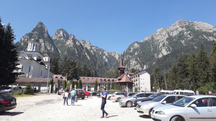 Un colț de rai pentru turismul ecumenic: Mănăstirea Caraiman