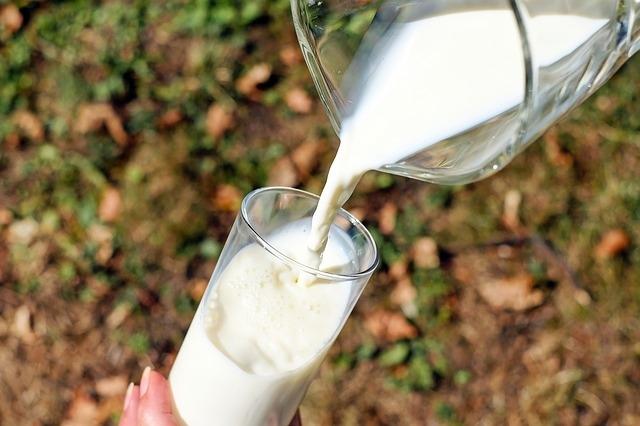 Multinaționalele domină pe piața laptelui. Importurile au crescut cu peste 57%