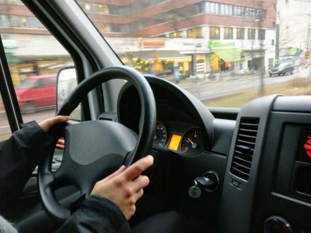 Șofer beat, fără permis și cu o mașină furată, prins de polițiștii din Brașov. Bărbatul s-a ales cu dosar penal