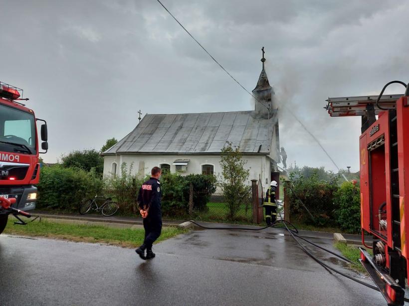 Incendiu la turnul unei biserici din Satu Mare, provocat de trăsnet