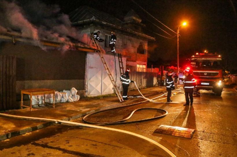 Incendiu la o locuință din Sectorul 5. O persoană a fost găsită decedată