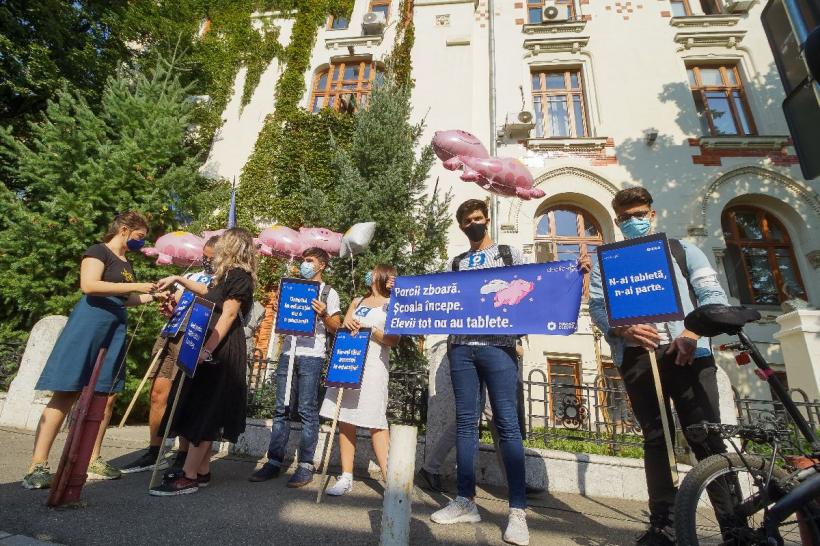 FOTO Protest cu porci zburători în fața Ministerului Educației chiar în prima zi a anului școlar