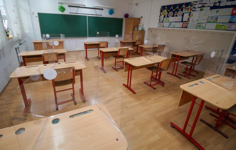 55 de elevi din Sibiu nu merg la școală din cauza SARS-CoV-2