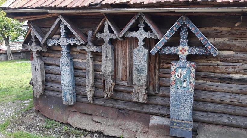 Cum ia naștere o cruce din Cimitirul Vesel din Săpânța - de la bucata de lemn, la povestea unui om