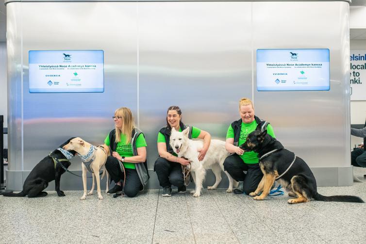FOTO. Aeroportul din Helsinki folosește câini pentru a depista infecția cu noul coronavirus