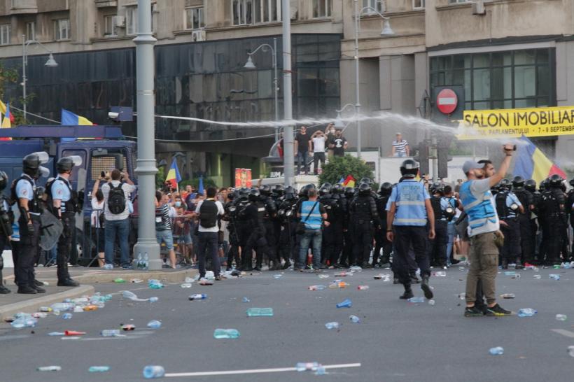 Revoltați de carantina zonală, spaniolii au iesit în stradă