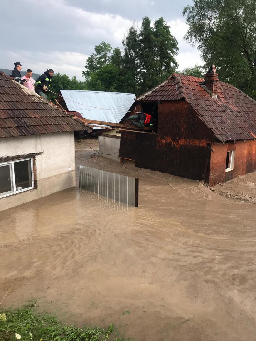 Vremea face prăpăd în Hunedoara: Gospodării inundate, drum surpat și avarii la rețeaua electrică