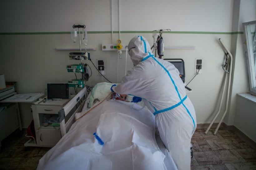 Adolescent de 17 ani infectat cu COVID-19, internat în stare gravă la Terapie Intensivă la Spitalul “Dr. Victor Gomoiu”
