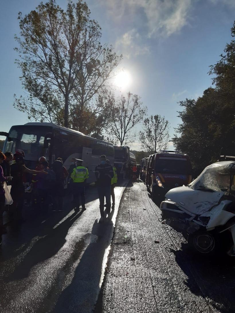 Accident în Argeș, între un autocar şi o dubă. Opt persoane sunt rănite