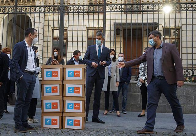 USR PLUS a depus 260.000 de semnături la Biroul Electoral Central pentru alegerile parlamentare